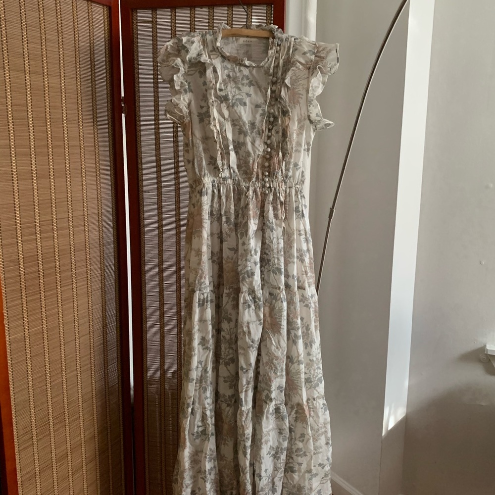 Beautiful Flowy Floral Print Doen Maxi Dress!